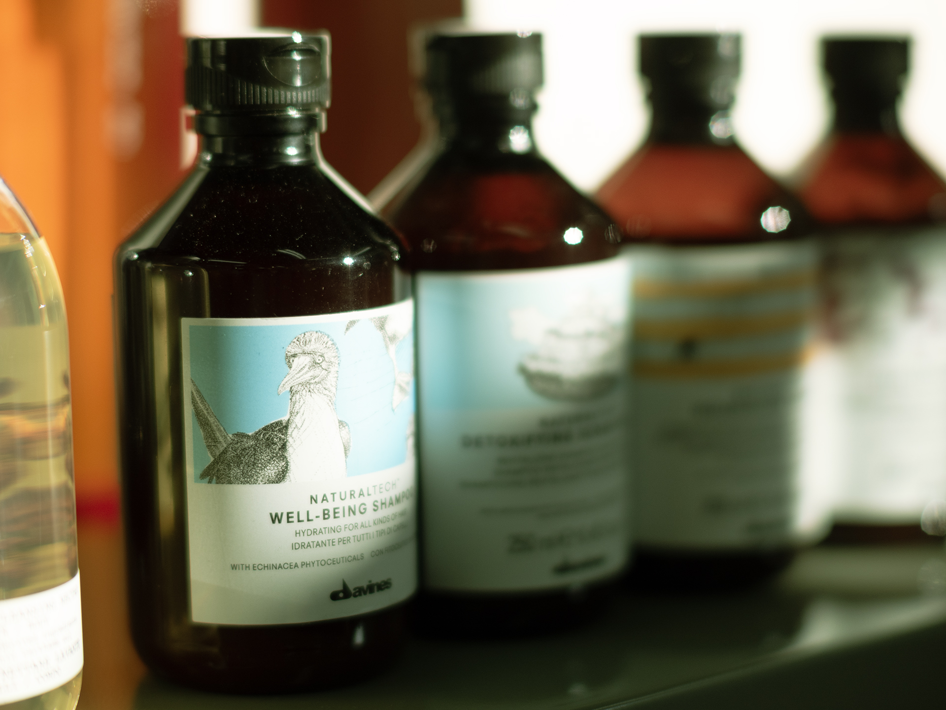 VATREEの商品棚に並ぶシャンプー