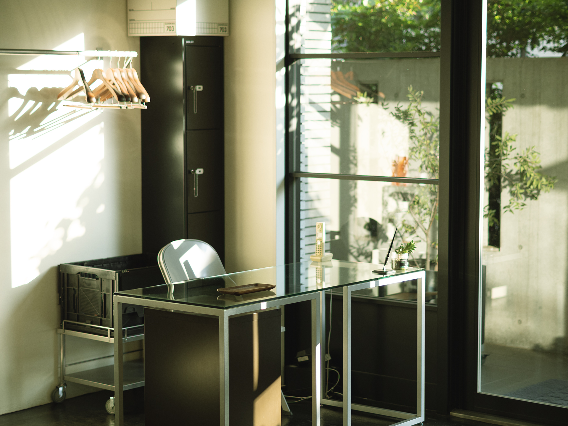 VATREEの店内風景 夕日が射すレセプション